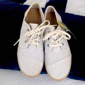 NWT size 7 WHITE PERFORATED CANVAS TOMS SNEAKERS